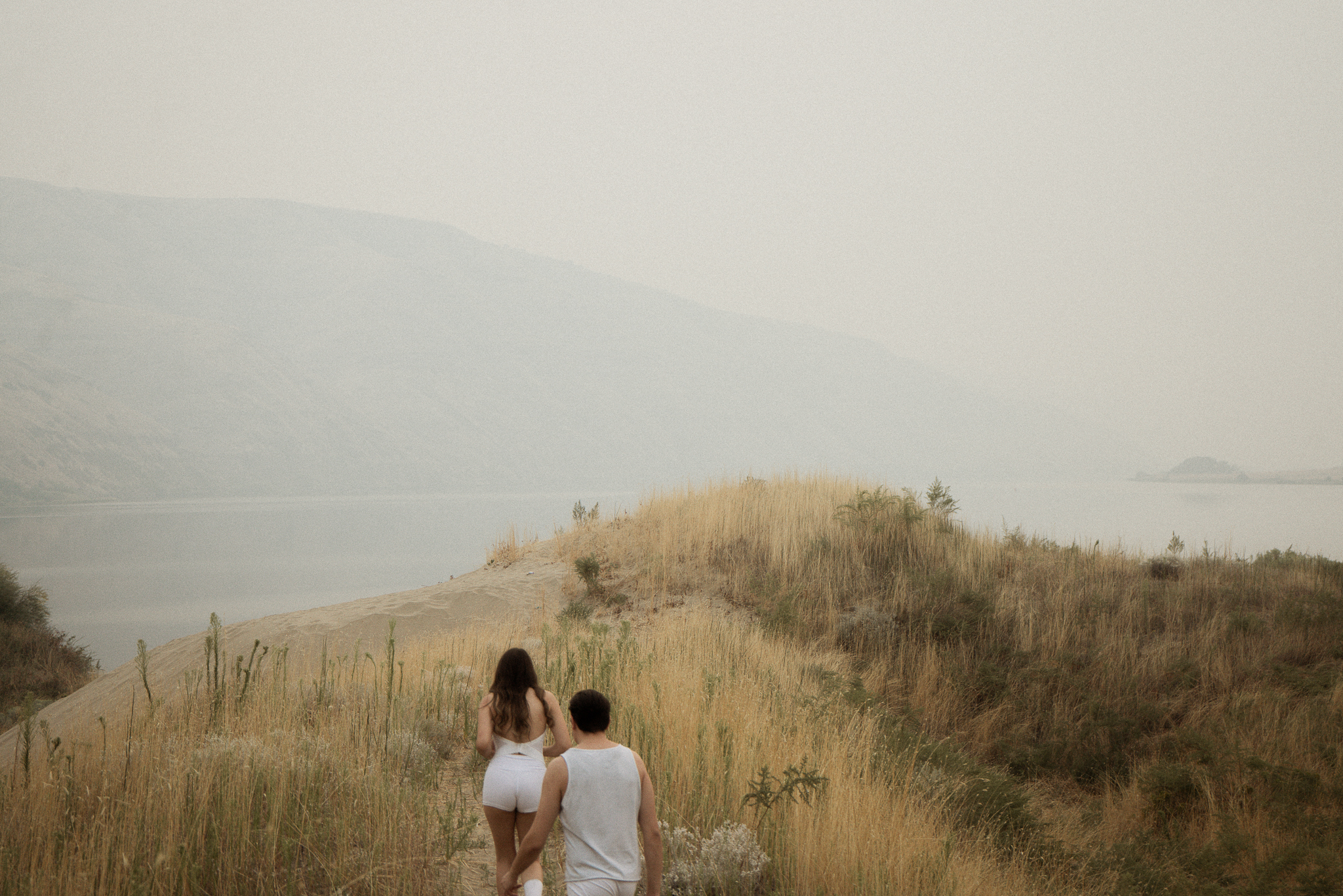 Quirky, creative, ethereal couples photography by the snake river in Washington State.
eccentric engagement shoot 