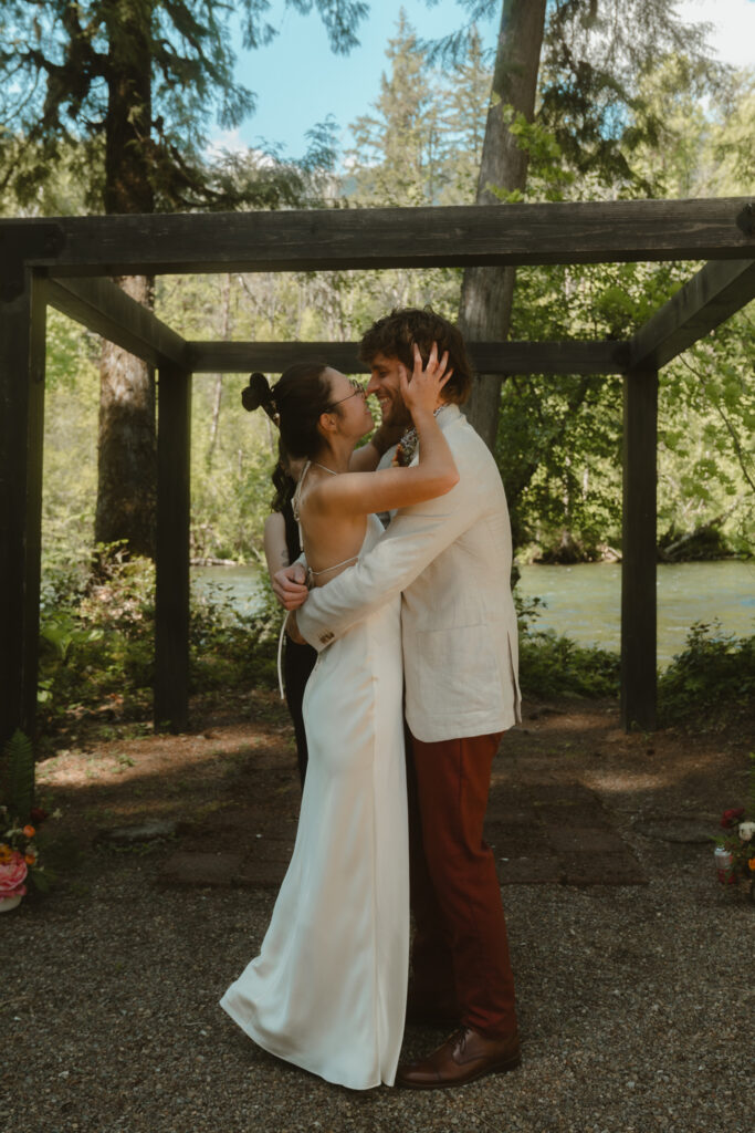 A moody Loloma Lodge wedding on the McKenzie River with forest vows and cozy cabin vibes