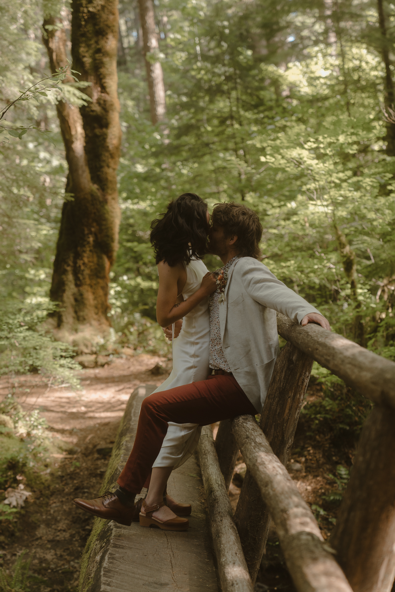 A moody Loloma Lodge wedding on the McKenzie River with forest vows and cozy cabin vibes